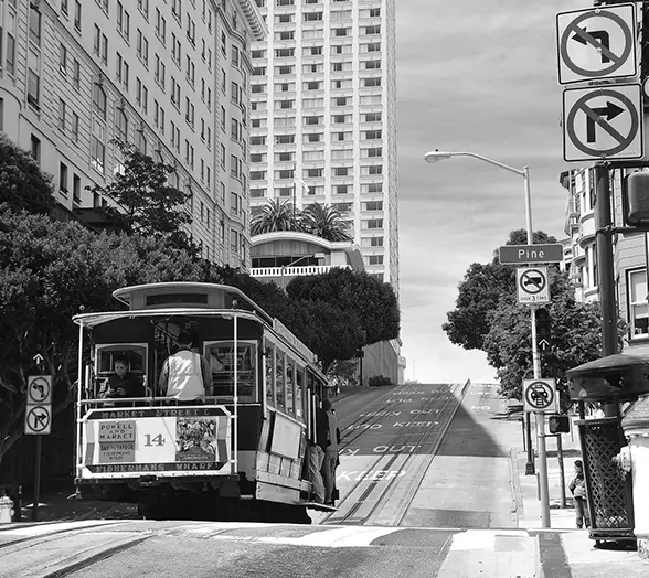 Tramwaj linowy na ulicy w San Francisco